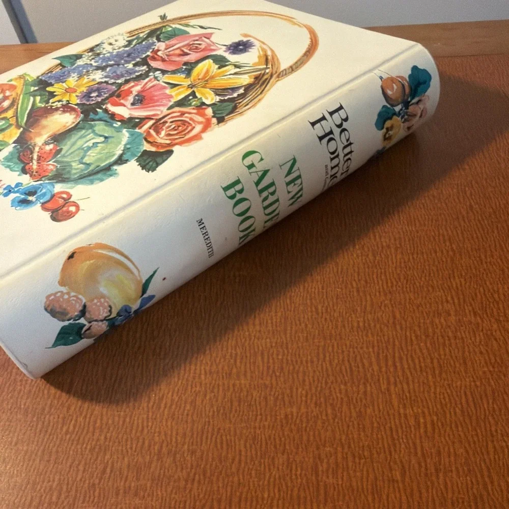 Better Homes and Gardens - New Garden Book 1968 - Vintage guide to Gardening!